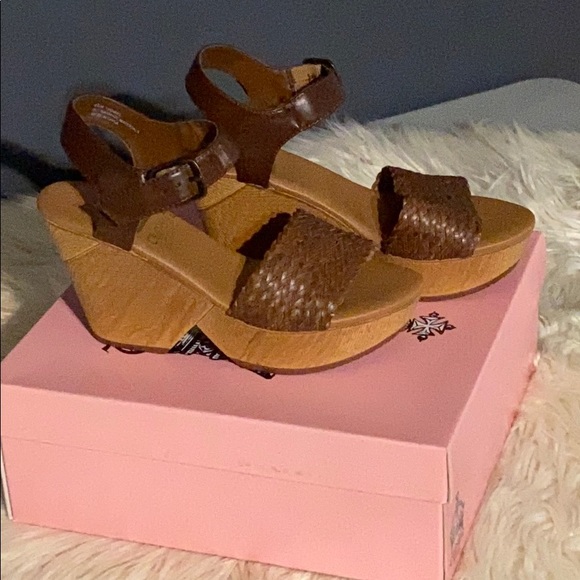 Sandals - Picture 1 of 3